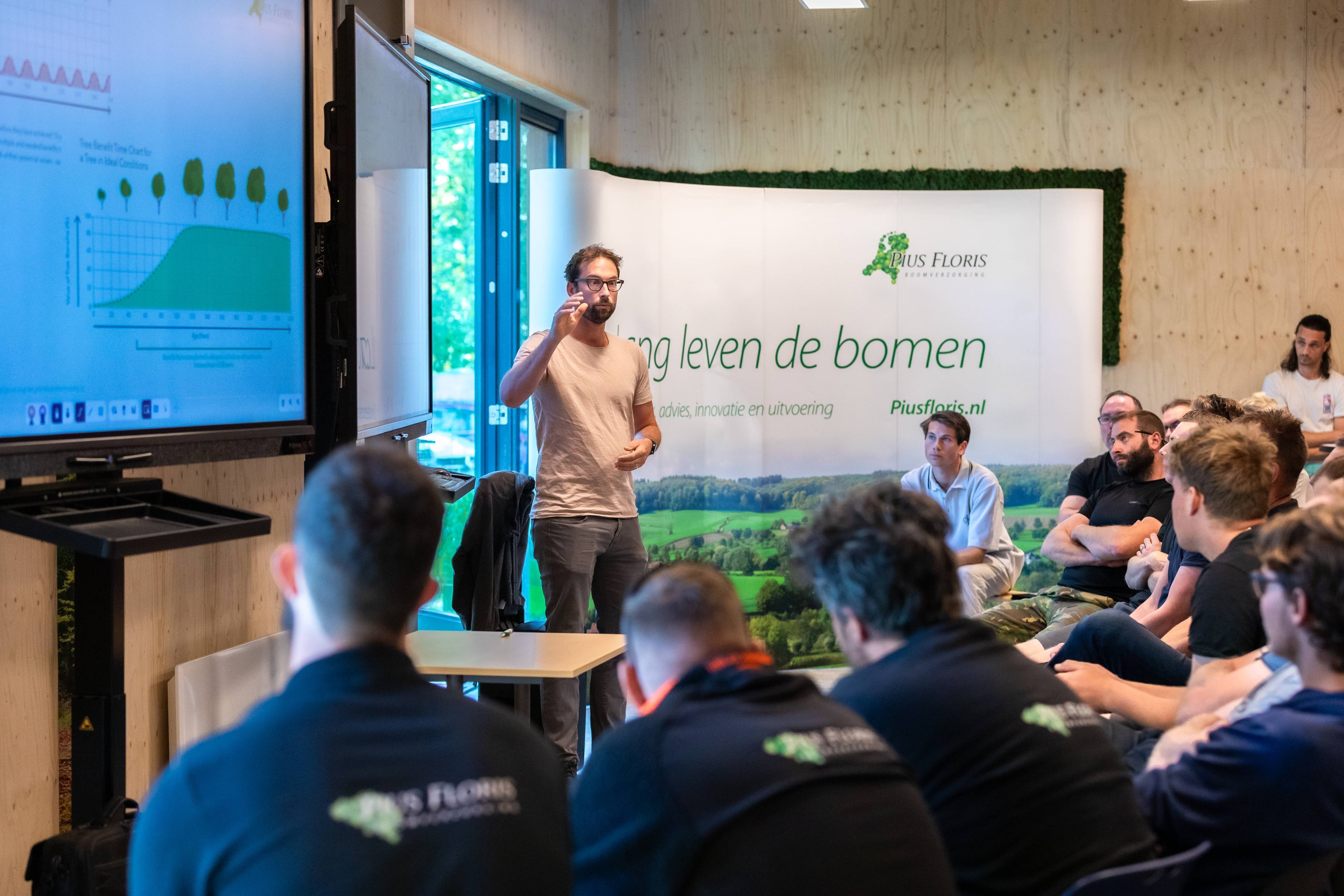 Mark Rotteveel tijdens een lezing over bomen in particuliere tuinen